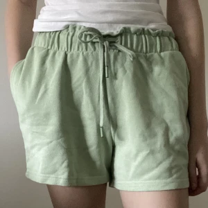 Mjukisshorts från New Yorker  - Gröna mjukisshorts från New Yorker från Amisu i storlek M. Nästan aldrig använda därav nyskick. Säljer pga att de inte kommer till användning.