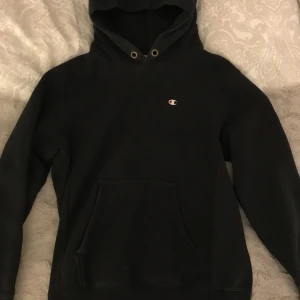 Champion hoodie - Champion hoodie i bra skick! Inga skador, endast lite urtvättad. Skriv för fler bilder eller frågor!