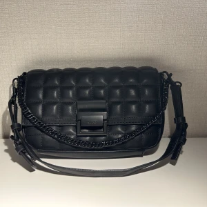 Svart handväska  - Söt handväska från Aldo, aldrig använd. Enda defekten är en repa som syns på sista bilden💞