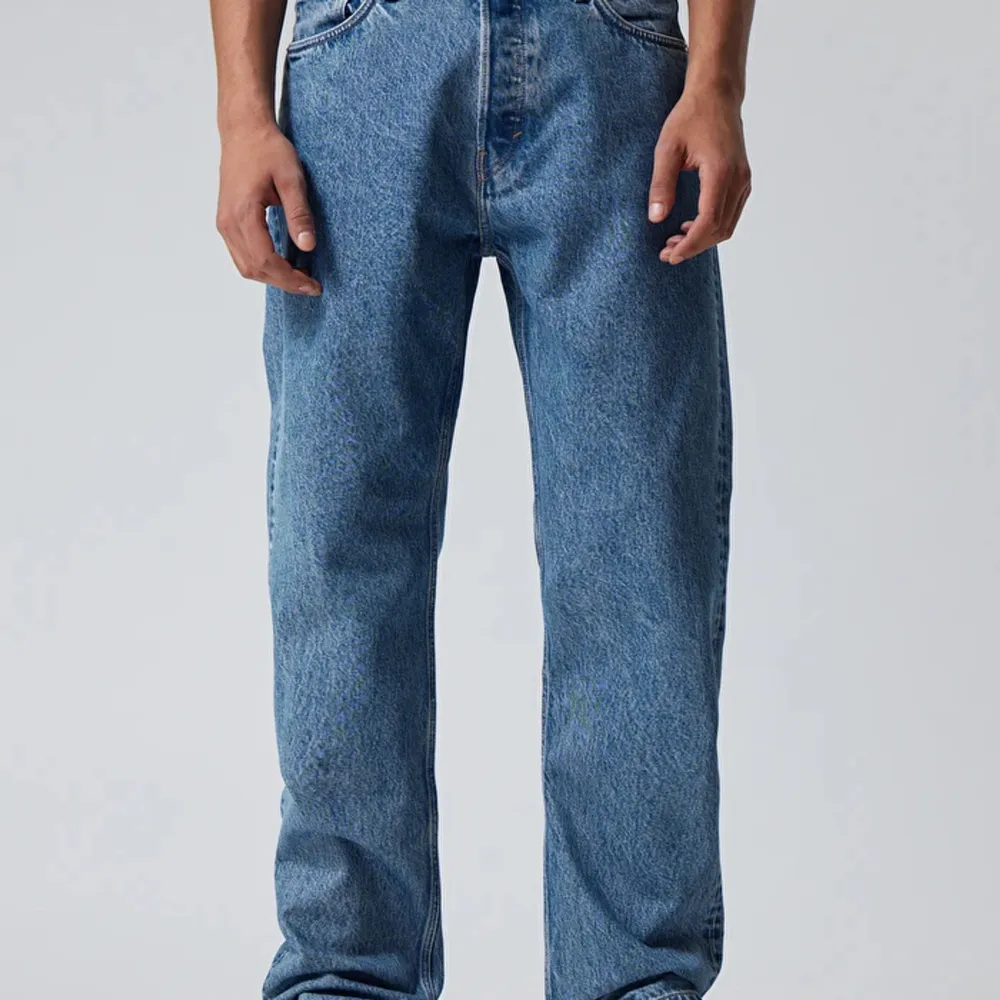 Weekday jeans i modellen space. Fint skick. Storlek 28/30. Säljer p.g.a att de inte passar mig längre. Inte riktigt samma färg som på bilden från internet.. Jeans & Byxor.