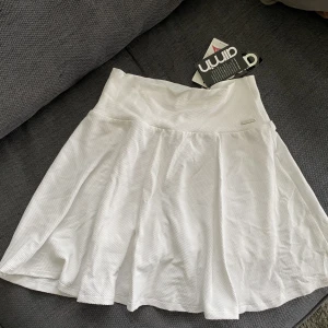 Ny kjol Aim’n  - Säljer en helt ny vit kjol från Aim’n med hotpants under. Perfekt att träna i.  Ny med lapparna kvar.  Nypris 599kr 60€ 