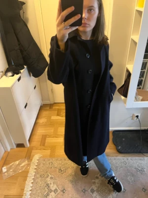 Mörkblå kappa - Mörkblå kappa köpt second hand, knappt använd. Köparen står för eventuell frakt. 🌸