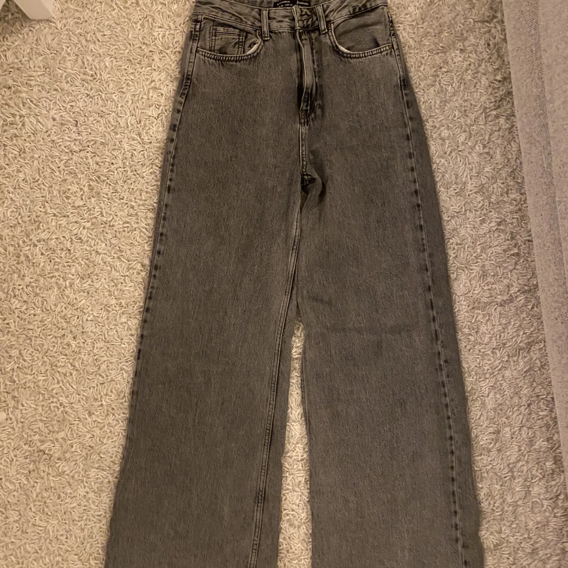 Gråa jeans