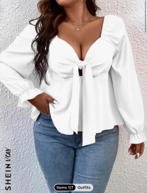 Vit blus med knytning  - Lånade bilder. En väldigt fin, vit blus med knyte vid brösten. Aldrig använd, testad en gång. Sitter väldigt fint men passade inte bra på mig därav säljer jag den. Passar mindre storlekar också då den är mindre i storleken.