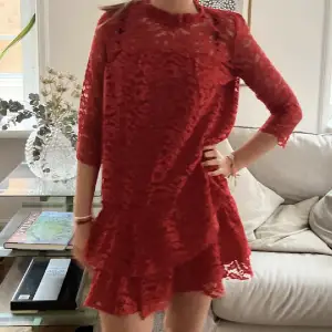 En jättesöt klänning i röd spets som är helt perfekt nu till vinter. Har köpt den här på Plick men den passade tyvärr inte mig! Lånad bild, bara att skriva om man vill ha fler bilder