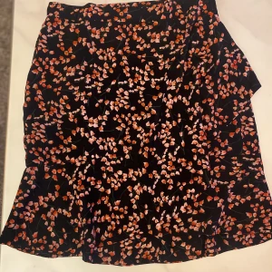 Daisy grace kjol - Säljer denna jätte vackra volang kjol men otroligt fina färger och detaljer. Kjolen är sparsamt använd och i mycket bra skick! Kjolen är i storlek M. Vid fråga eller fundering så är det bara att höra av sig💗