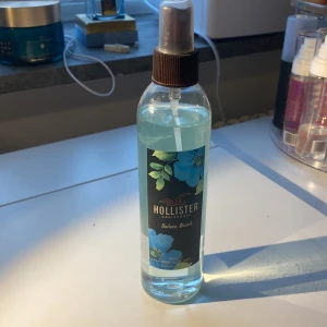 Parfym från Hollitser - En bodymist från Hollister. Knappt använd och doftar så gott så jag tycker det är synd att den bara står. Pris kan diskuteras