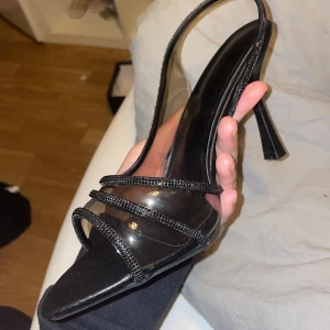 Klackar - Dom är helt nya fick dom av en kompis som inte kunde ha dom så vet inte vart dom är ifrån men dom är snygga men tyvärr lite för stora för mig som har storlek 38/39 så skulle säga storleken är 39/40