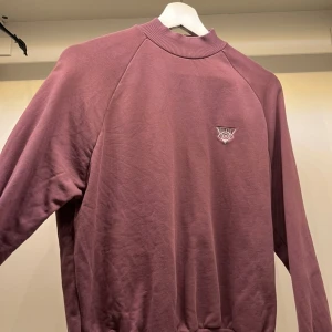 Sweatshirt  - En lila sweatshirt med ett snyggt tryck på bröstet. Den är från junkyard och har inga tecken på användning. Storlek S💓