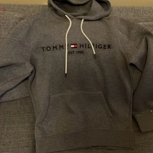 Tommy hilfiger hoodie - 9/10, nästan aldrig använt inga skador eller sånt, storlek M