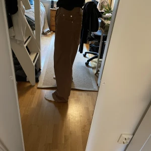 Manchester byxor - Jättesnygga manchester byxor från sweet skateboards. Färgen är skitvacker och passar med mycket. Cond 9/10 lite slitna vid skodelen men knappt synbart