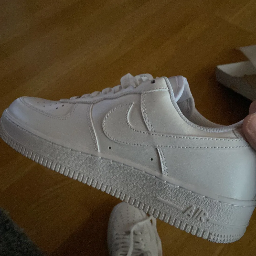 Tja! Säljer mina helt nya Nike af1 storlek 42 som jag fått i present, bara blivit liggande och kommer inte till användning - kvitto finns och kan tänka mig billigare vid snabbaffär. Skor.