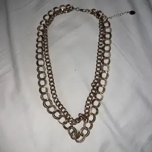 Ett väldigt fint, guldigt lite kortare halsband med ”två lager”. Lite kedjeaktigt. Kommer tyvärr inte till användning längre.