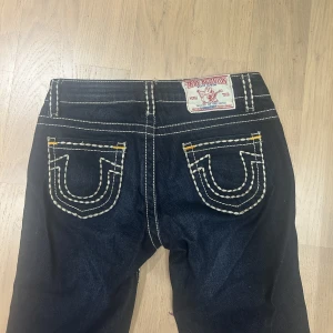 True religion jeans! - Säljer nu mina favorit jeans då de tyvärr blivit försmå. Storlek 29 och passar bra i längden på mig som är 174cm lång🥰