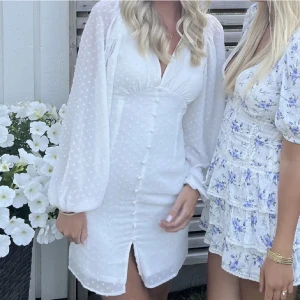 Studentklänning/ sommarklänning - Säljer denna fina klänning i super bra skick!!