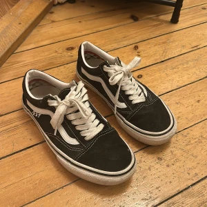 Vans  - Vans dam storlek 39. Lite använda men i bra skick lite smutsiga vilket säkert går att få bort 