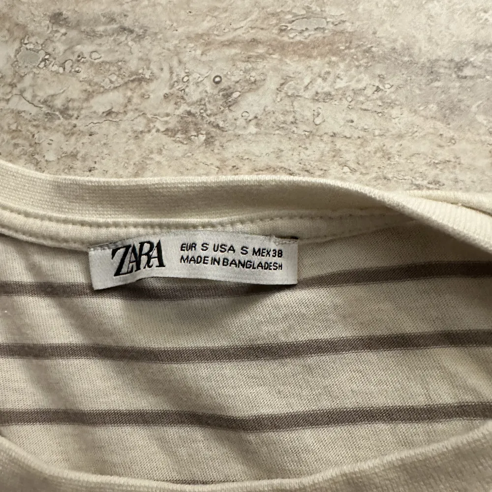 Snygg randig t-shirt från Zara. Säljer då jag växt ur den. Använd max 5 gånger. T-shirts.