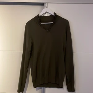 Half zip  - Grön half zip tröja från Dressman i 100% bomull