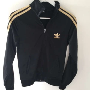 Adidas - Adidas jacka i storlek M