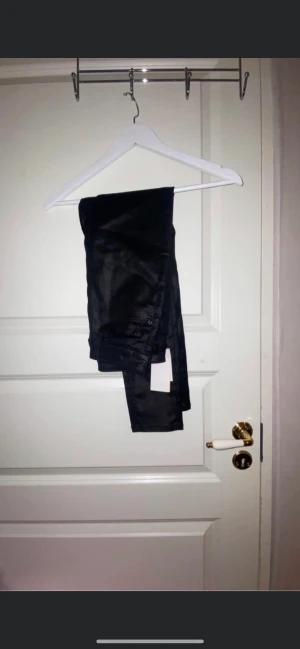 Läderbyxor  - Läderbyxor i storlek 38P Uppskattar att de passar en 34/36, jag är 162cm och ni kan se hur de sitter på mig  Nys med prislapp kvar