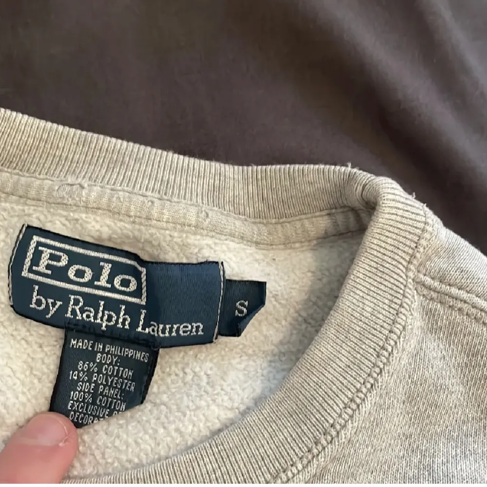 Polo Ralph Lauren tröja, bra skick men börjar bli urtvättad därav priset😀. Hoodies.