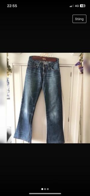Lågmidjade bootcut jeans - Lowwaist bootcut jeans från levi’s. Midjemåttet är 66 cm och innerbenslängden 78, storleken är 26/32