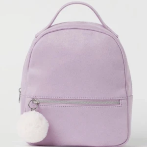 Ryggsäck liten 💜 - En väldigt söt ryggsäck. Knappt använd. Nypris: 229kr från hm. Material är väldigt lent. Hör av er för fler frågor 💜