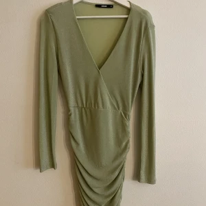 Klänning  - Grön festklänning. Fin färg med lite glitter i sig.  Aldrig använt