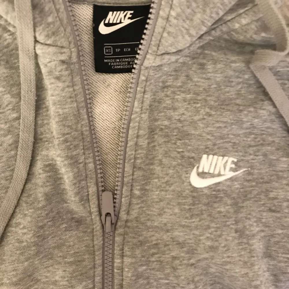 Nike ziphoodie i bra skick! kommer ej till användning . Hoodies.