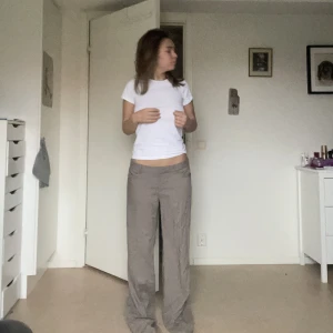 Vero Moda kostymbyxor - Säljer dessa beiga kostymbyxor som jag sytt till lågmidjat. Säljer eftersom de är förstora för mig💕 Stygnen syns men inte när man har på sig dem😊 