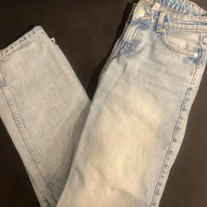 Arrow jeans - Lågmidjade jeans från weekday 