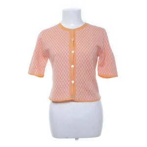 Kofta med korta ärmar - Köpt på Sellpy men superfint skick. Rosa/orange finstickad topp