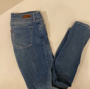 Levis Jeans  - Hej! Säljer nu mina Levi’s Modern Rise jeans i storlek 29/32, fint skick. Tveka inte på att höra av dig om du har frågor kring varan!