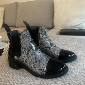 Minimarket skor - Köpta för 1.800kr. Använda men väldigt fint skick. Läder. Superskönt och snygga.