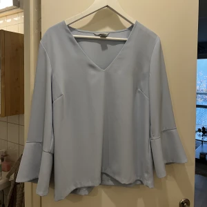 Blus - Blus, fåtal gånger använd. Passar storlek 36/38.