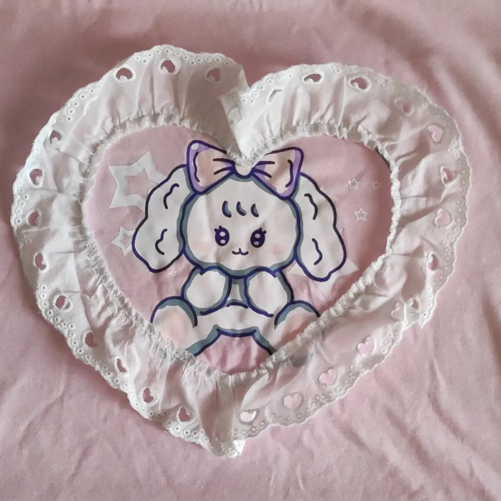 Ny och oanvänd kawaii, rosa t-shirt med spetshjärta.. T-shirts.