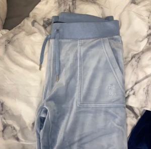 HELT NYA juciy couture  - Köpte dessa i förrgår och har aldrig använt för jag gillade inte färgen på mig, lappen på byxorna var borta och kunde därför inte lämna tillbaka dem😩