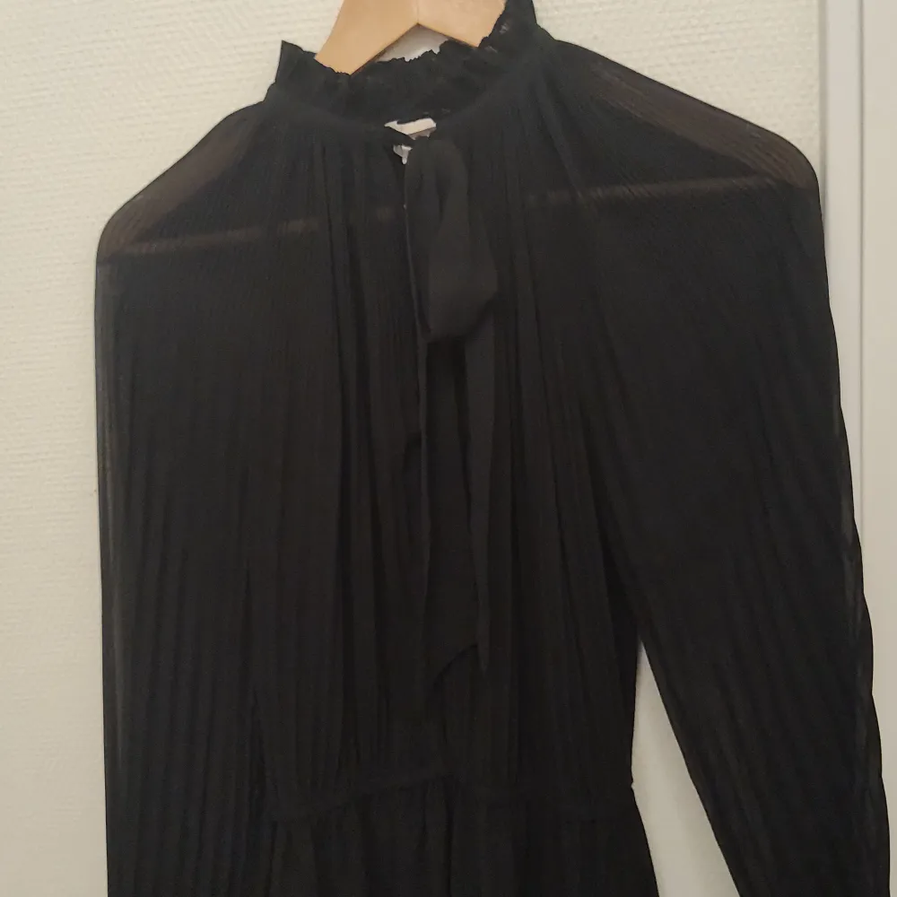 H&M genomsnittlig klänning  Storlek 36 Färg svart . Klänningar.