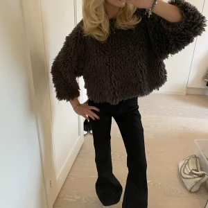 Tröja - Så sjukt cool tröja från zara i fuskpäls❤️ älskar verkligen denna men kommer inte till användning