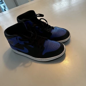 Nike Jordan 1 mid  - Jordan 1 mid royal blue  Storlek 43 Skick 8/10 Använda få gånger Nypris 1500
