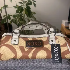 En jätte snygg vintage axel väska från märket xoxo, helt ny och pris lappen kvar😊, fråga gärna om mer bilder 
