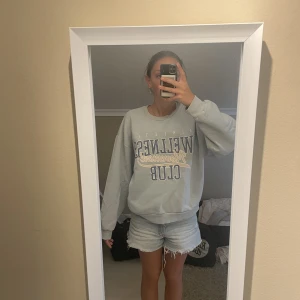 Sweatshirt  - Ljus blå tröja med tryck ifrån Ginatricot🩵 säljer då jag inte använder den. Lite oversize i storleken, men sitter ändå bra. 