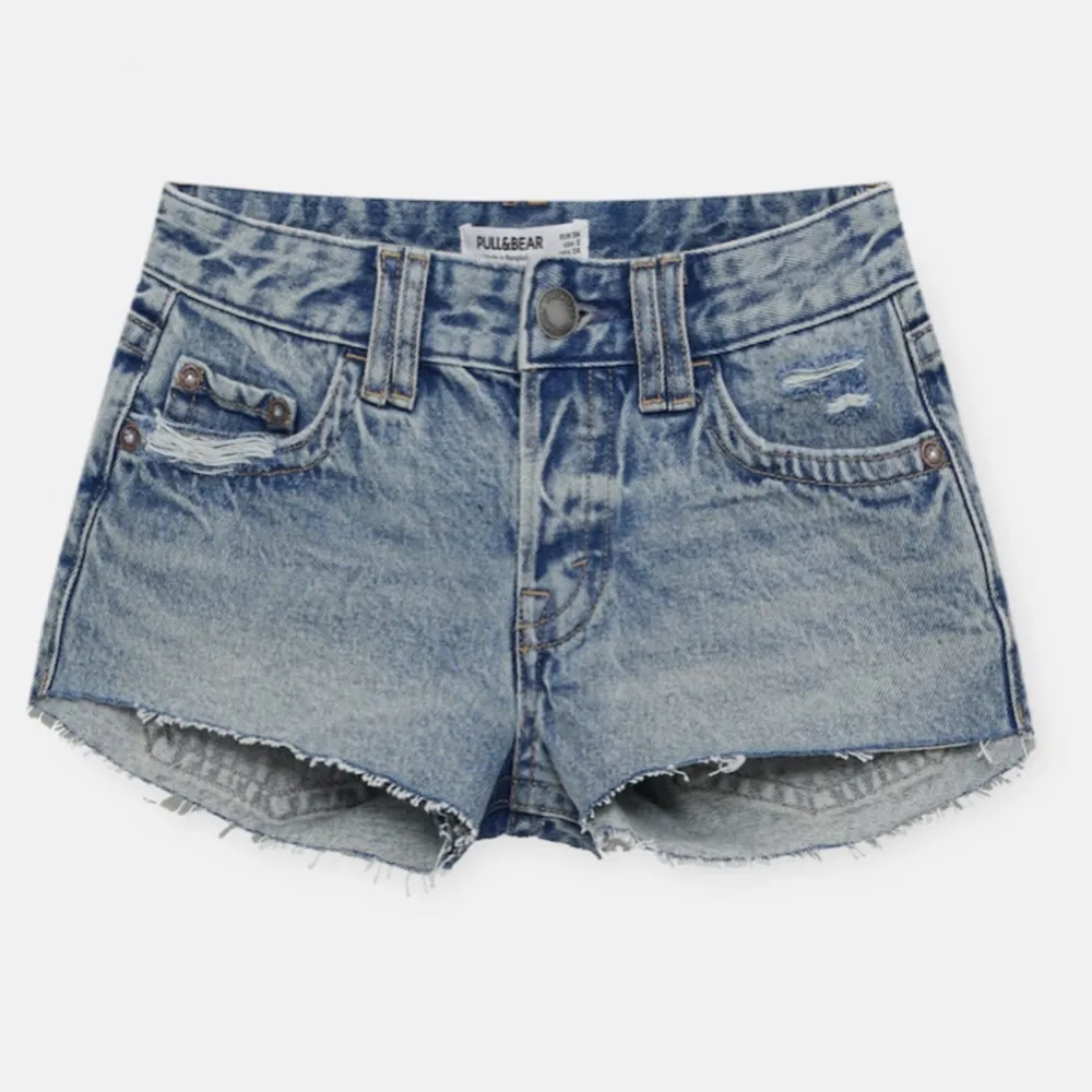 Lågmidjade jeansshorts från pull&bear. Helt oanvända med lappen kvar och helt slutsålda på flera hemsidor!🫶🏻(Passar både 34 och 36!). Shorts.