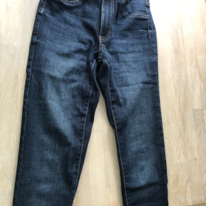 Jeans - Blåa tighta jeans i storlek 36💕