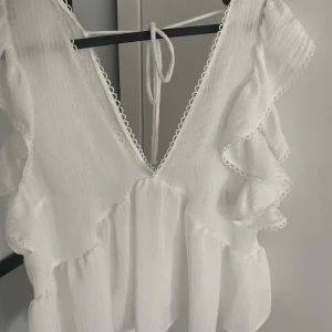 Vit topp - Supersnygg vit topp/blus från zara, jättefin i ryggen! Helt oanvänd med lapp kvar💗 Köpt för 359kr, köparen står för frakt