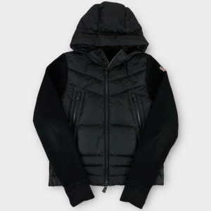 Moncler Cardigan - Moncler Grenoble Hooded Down Cardigan Skitsnygg cardigan i princip nyskick Skick 9/10 Strl Medium Nypris: 10500kr