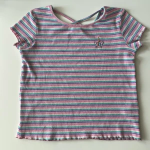 Ribbstickad t-shirt med enhörning på bröstet - Bra t-shirt till skolan, mjukt material med fint broderad enhörning på bröstet