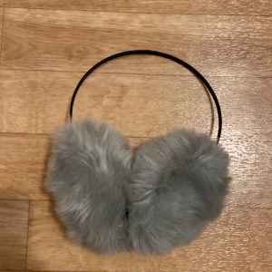 Fluffiga öronskydd  - Fluffiga öronskydd jag brukade använde till hösten eller vintern! Väldigt bekväma:)) 