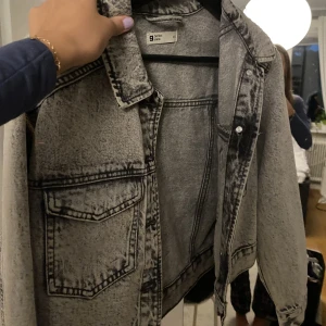 Jeans jacka - Säljer denna jätte fina gråa jeans jackan från Gina i st xs då den inte kommer till användning! Knappt använt ny skick!!💕