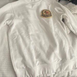 Moncler tröja  - Jag ska sälja min moncler tröja fraktar ej använd 1 gång och är i storlek s